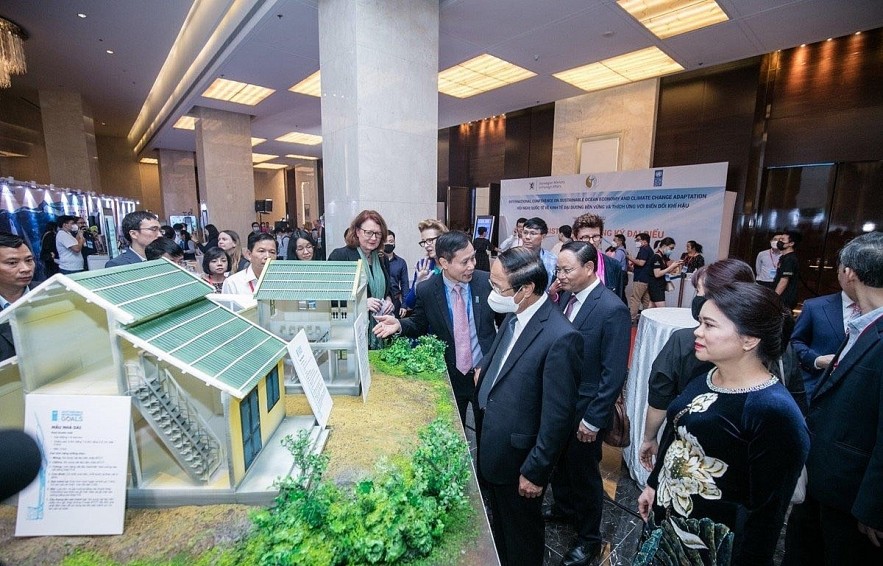 Delegates visit models of flood-resistant houses at the event. Photo: VNA Delegates visit models of flood-resistant houses at the event. Photo: VNA