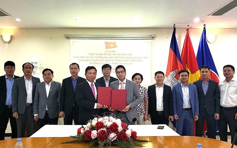 Ambassador Nguyen Huy Tang and General Director of Viettel Cambodia Pte.Ltd Phung Van Cuong signed the agreement. Photo: Nguyen Hiep Ambassador Nguyen Huy Tang and General Director of Viettel Cambodia Pte.Ltd Phung Van Cuong signed the agreement. Photo: Nguyen Hiep