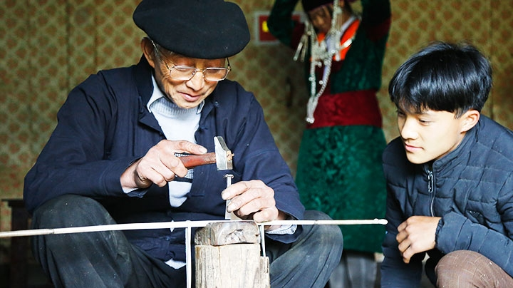 Preserving the quintessence of H'Mong silver carving Preserving the quintessence of H'Mong silver carving