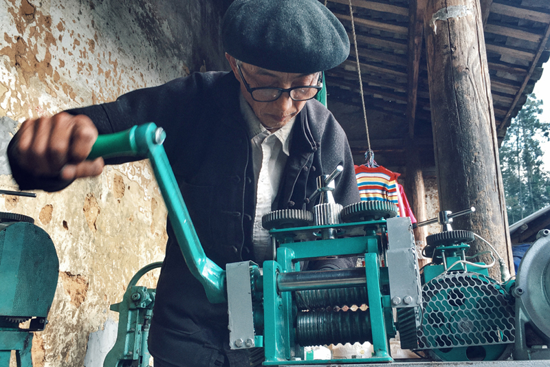 Preserving the quintessence of H'Mong silver carving Preserving the quintessence of H'Mong silver carving