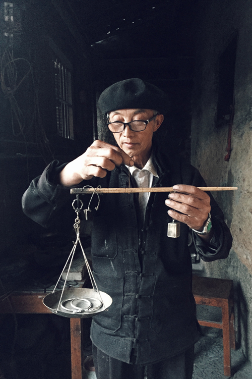 Preserving the quintessence of H'Mong silver carving Preserving the quintessence of H'Mong silver carving
