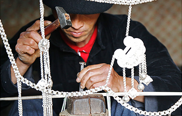 Preserving the quintessence of H'Mong silver carving Preserving the quintessence of H'Mong silver carving