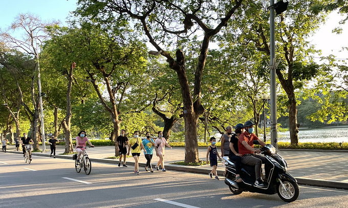 People exercise outdoor near the Sword Lake in Hanoi, June 2021. Photo: VnExpress People exercise outdoor near the Sword Lake in Hanoi, June 2021. Photo: VnExpress