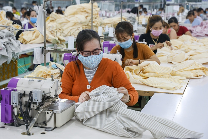 Garment and textile workers at a factory in the Mekong Delta province of Long An. Photo: Vnexpress Garment and textile workers at a factory in the Mekong Delta province of Long An. Photo: Vnexpress