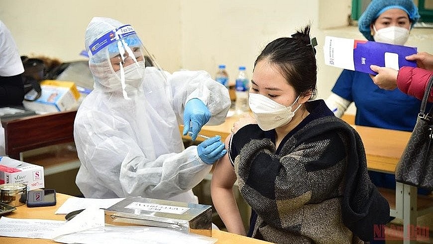 A woman is vaccinated against Covid-19. Photo: NDO A woman is vaccinated against Covid-19. Photo: NDO
