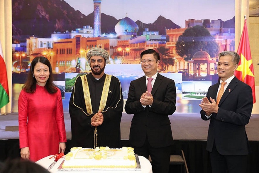 Omani Ambassador Saleh Mohamed Ahmed Al Saqri and Vietnamese diplomats at a ceremony in Hanoi celebrating 30 years of diplomacy between Vietnam and Oman. Photo: baodautu.vn Omani Ambassador Saleh Mohamed Ahmed Al Saqri and Vietnamese diplomats at a ceremony in Hanoi celebrating 30 years of diplomacy between Vietnam and Oman. Photo: baodautu.vn