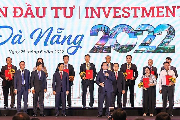 Vietjet and Da Nang exchange their MoU and annouce the opening of the seven new international routes under the witness of Prime Minister Pham Minh Chinh (holding the microphone). Photo: Vietjetair.com Vietjet and Da Nang exchange their MoU and annouce the opening of the seven new international routes under the witness of Prime Minister Pham Minh Chinh (holding the microphone). Photo: Vietjetair.com