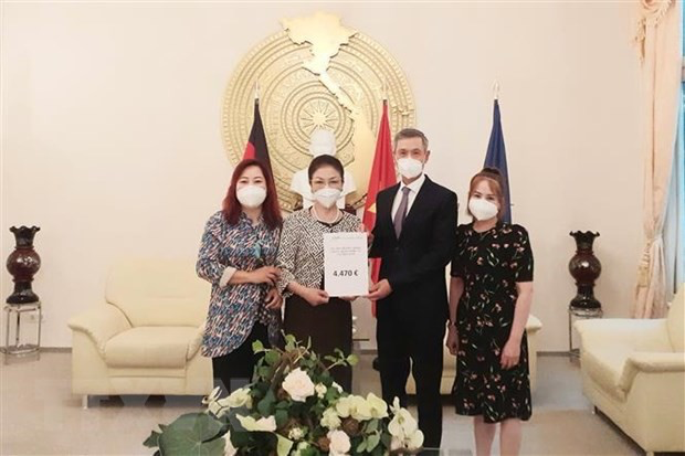 Ambassador Nguyen Minh Vu received the money from the Hai Phong People's Association in Germany to support the prevention and control of the Covid-19 epidemic in Vietnam. (Source: VNA) Ambassador Nguyen Minh Vu received the money from the Hai Phong People's Association in Germany to support the prevention and control of the Covid-19 epidemic in Vietnam. (Source: VNA)