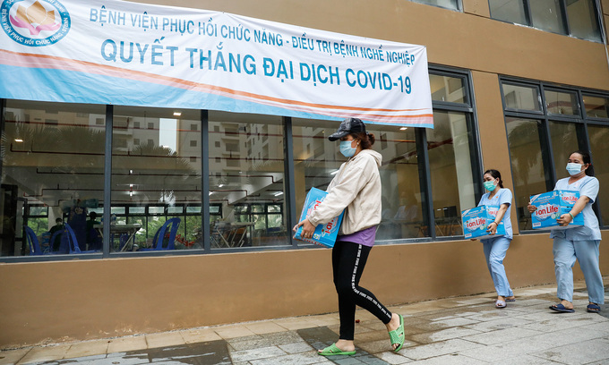 People transport supplies at a field hospital in HCMC, July 11, 2021. Photo: VnExpress People transport supplies at a field hospital in HCMC, July 11, 2021. Photo: VnExpress
