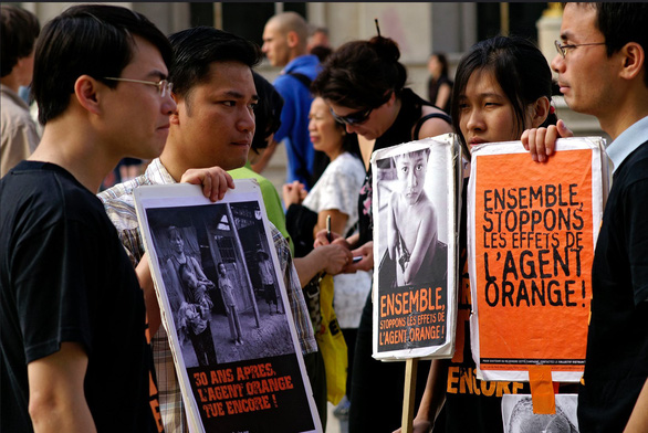 Collectif Vietnam Dioxine said about 300 people came to support Tran To Nga in Paris, France, on January 30. Photo: Reuters Collectif Vietnam Dioxine said about 300 people came to support Tran To Nga in Paris, France, on January 30. Photo: Reuters