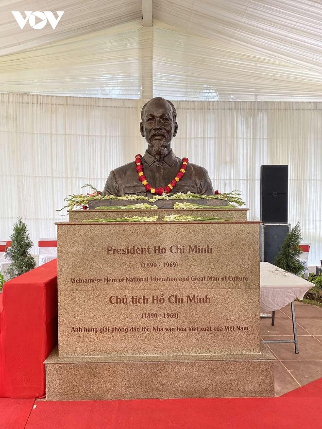 Statue of President Ho Chi Minh Unveiled in New Delhi, India President Ho Chi Minh's Bust Presented in New Delhi, India
