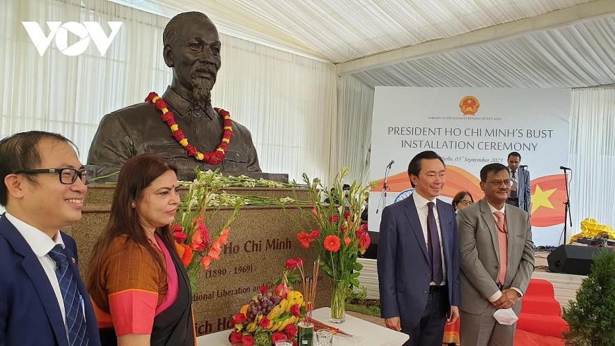 Statue of President Ho Chi Minh Unveiled in New Delhi, India President Ho Chi Minh's Bust Presented in New Delhi, India