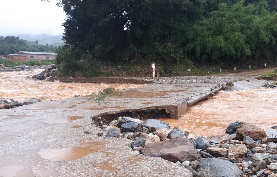 Risiing floodwaters damage parts of a provincial road in Kon Tum. Photo: VOV Risiing floodwaters damage parts of a provincial road in Kon Tum. Photo: VOV