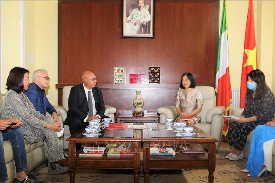 Italy's emergency service Sis 118 president Mario Balzanelli shares experience in COVID-19 treatment at a working session with Ambasador Nguyen Thi Bich Hue. Photo: VNA Italy's emergency service Sis 118 president Mario Balzanelli shares experience in COVID-19 treatment at a working session with Ambasador Nguyen Thi Bich Hue. Photo: VNA