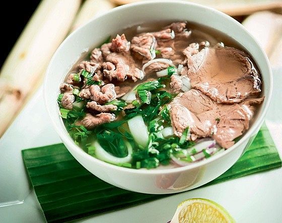 Russian Tourists: The Best Beef Noodle Soup is in Hanoi Russian Tourists Enjoy Special Vietnamese Pho