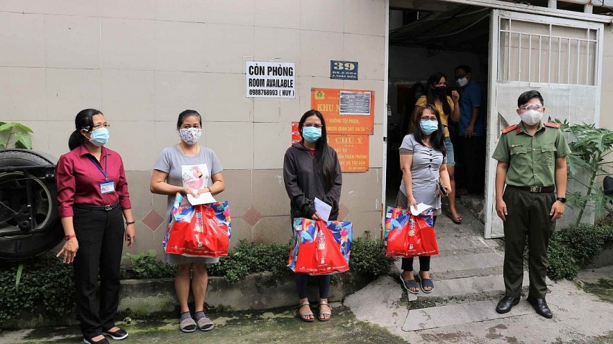 Localities Support Foreigners in Difficulty in Ho Chi Minh City Amid Covid-19 Foreigners in Difficulty in Ho Chi Minh City Receive Support Amid Covid-19