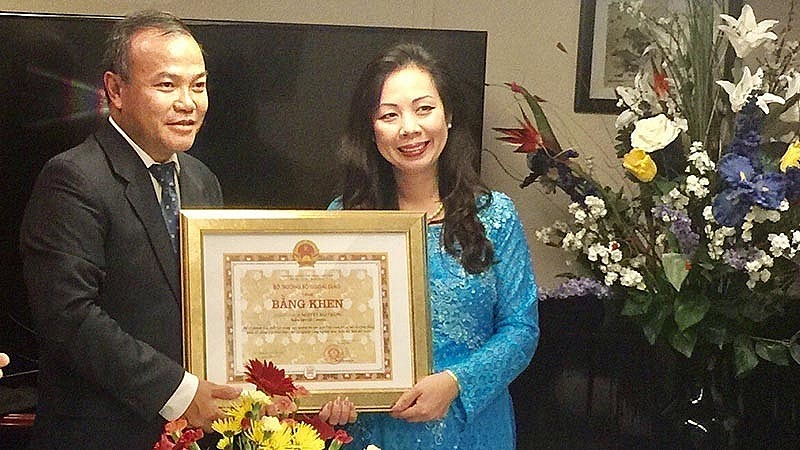 First Overseas Vietnamese Writing Book About Ho Chi Minh President Overseas Vietnamese Writes Book About Ho Chi Minh President