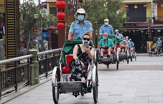 Foreign tourists visit Hoi An ancient city in Quang Nam province. Photo: VNN Foreign tourists visit Hoi An ancient city in Quang Nam province. Photo: VNN