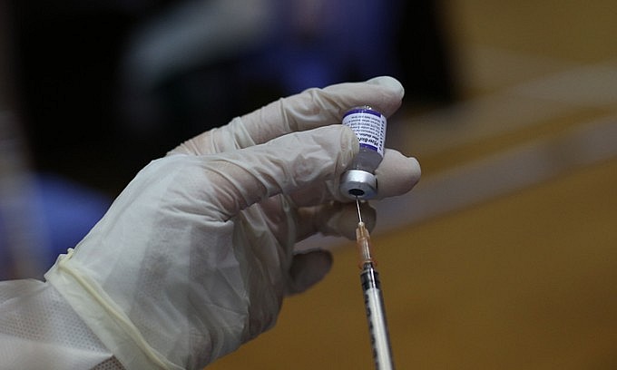 A medical staff prepares to give Covid-19 vaccine in Da Nang, November 2, 2021. Photo: VnExpress A medical staff prepares to give Covid-19 vaccine in Da Nang, November 2, 2021. Photo: VnExpress