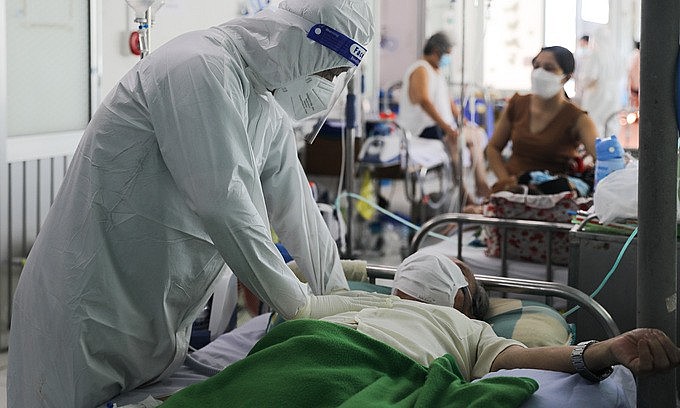A doctor checks on a Covid-19 patient at a hospital in HCMC's District 8, September 21, 2021. Photo: VnExpress