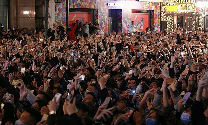 People attend a countdown event near Hoan Kiem (Sword) Lake in downtown Hanoi, December 31, 2020. Photo: VnExpress
