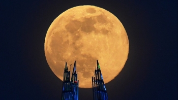 world news today italian bridge collapse uk needs more ventilators for coronavirus crisis pink moon seen around the world