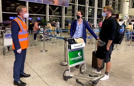 British Ambassador thanks Vietnam for its support to repatriate UK citizens
