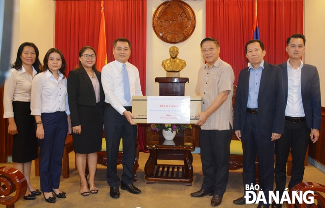 Da Nang city donates 5,000 antibacterial masks to Laos da nang city donates 5000 antibacterial masks to laos