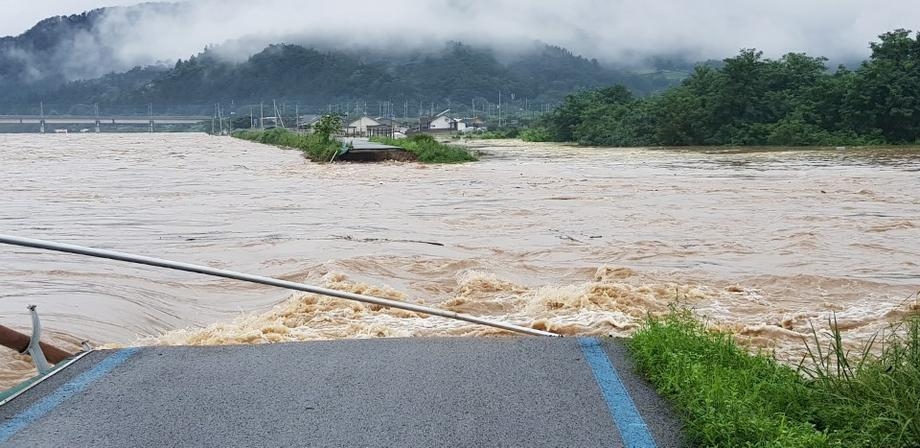 a road near the Seomjin River flooded with water, after the collapse of a bank of the river due to downpours in Namwon, North Jeolla Province, South Korea and that have spread to North Korea. Photo: EPA-EFE/YONHAP 4531 w 56261705