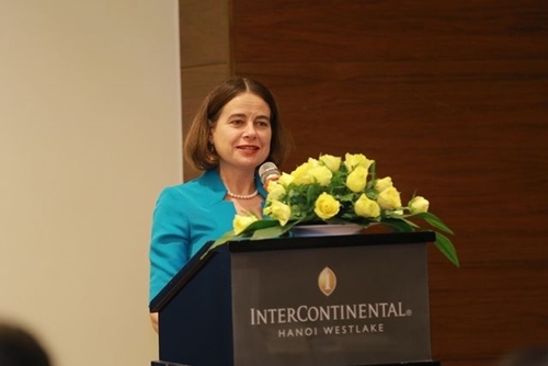 Australian Ambassador to Vietnam Robyn Mudie speaks at the event. Photo: 5447 dai su australia robyn mudie phat bieu tai buoi hoi thao truoc khi len duong cua cac ban hoc vien hoc bong australia awards 1 1574519434175
