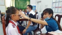 hki vietnam presents over 1300 tom shoes for needy kids in tra vinh